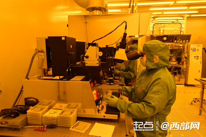 科技人員正在進(jìn)行半導體生產(chǎn)