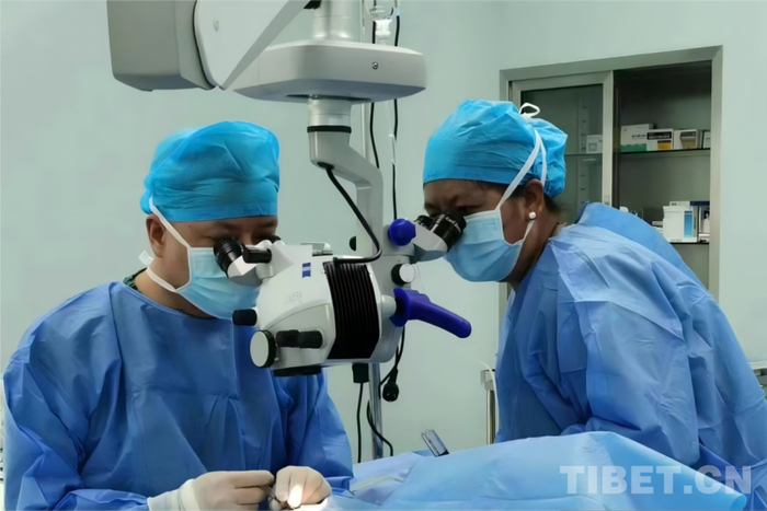 圖為阿里地區人民醫院開(kāi)展角膜移植手術(shù) 阿里地區人民醫院供圖?