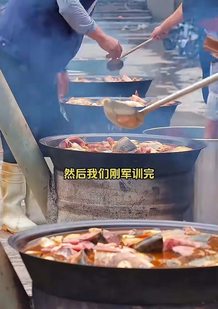 　　厨师们正在炖鱼。图源：乳山市融媒体中心