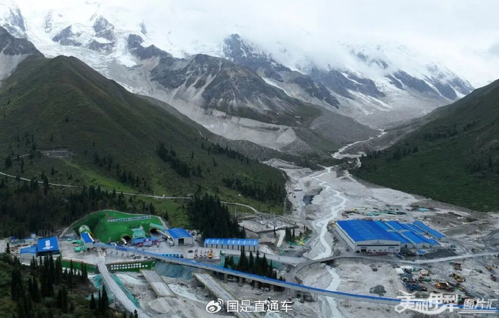 9月16日，由中交路建昭温一标项目施工中的西天山特长隧道进口端。（图源：伊犁零距离）