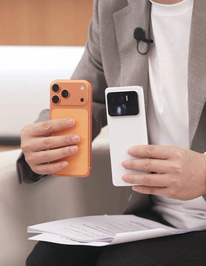 ▲ 苹果 iPhone 17 Pro（左）和小米 11 Ultra（右）