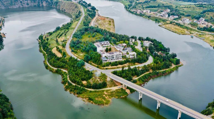 湖畔山水時(shí)光航拍圖（馬岱璽攝）