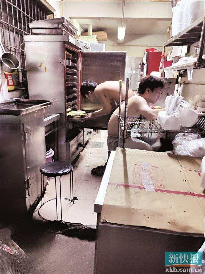 ■×金汤·炖足四小时（天河店）内，店员光着膀子制作餐食。