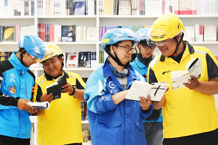 9月18日，雄安新区启动区中央绿谷中信书店内，新就业群体人员在阅读图书。河北日报记者刘光昱摄