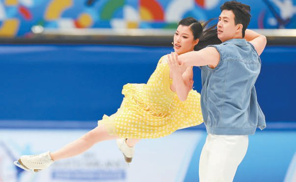 柳鑫宇/王诗玥（左）亮相冰舞韵律舞比赛。本报记者 刘平摄
