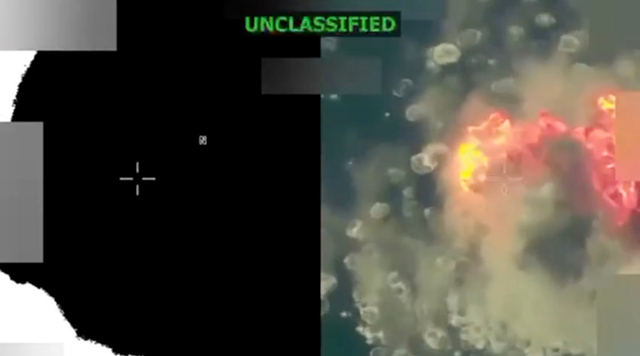 图为特朗普19日在其社交平台发布的美军打击委内瑞拉船只视频截图。