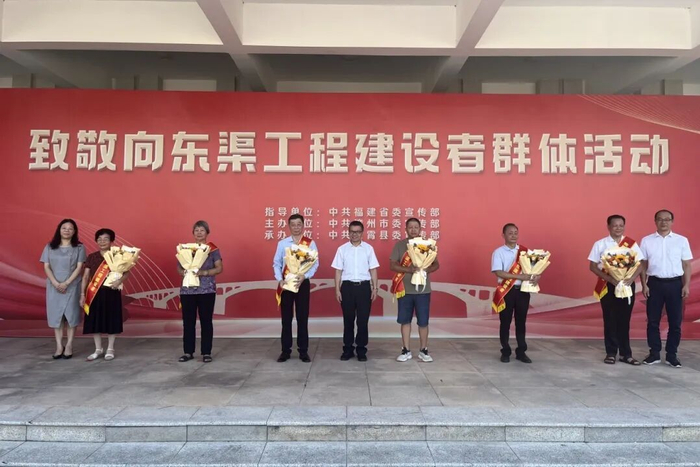活动向东渠建设亲历者代表敬献鲜花。李卓樾 摄