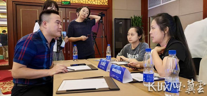 北京·河北机器人产业共享智造对接会上双方正在洽谈事项。长城网·冀云客户端记者 侯嘉正 摄