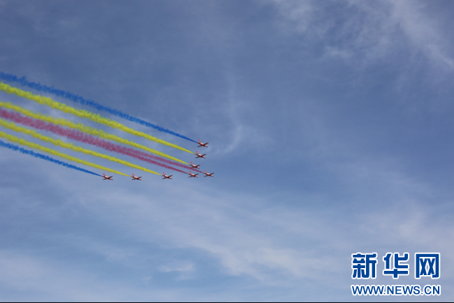 9月19日，空军航空大学“红鹰”飞行表演队进行飞行表演。新华网 高强 摄