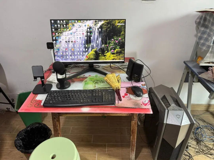 直播和写稿的电脑桌。图/九派新闻 李杨