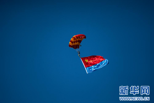 9月20日，2025空军航空开放活动和长春航空展上，空军八一跳伞队进行跳伞表演。新华网 丁梓朔 摄