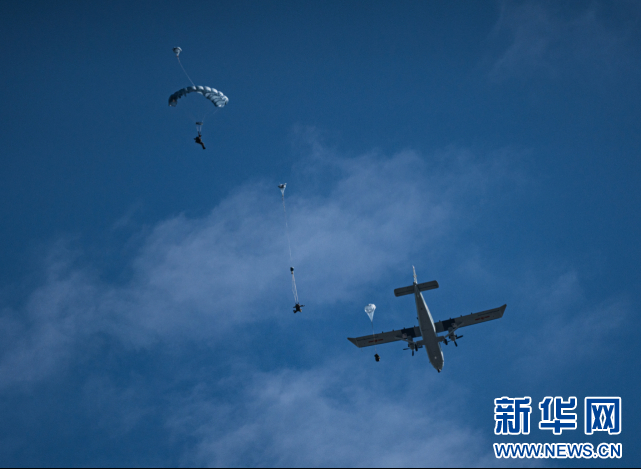 9月20日，空降兵进行伞降投送展示。新华网 丁梓朔 摄