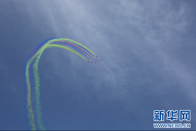 9月19日，空军航空大学“红鹰”飞行表演队进行飞行表演。新华网 高强 摄