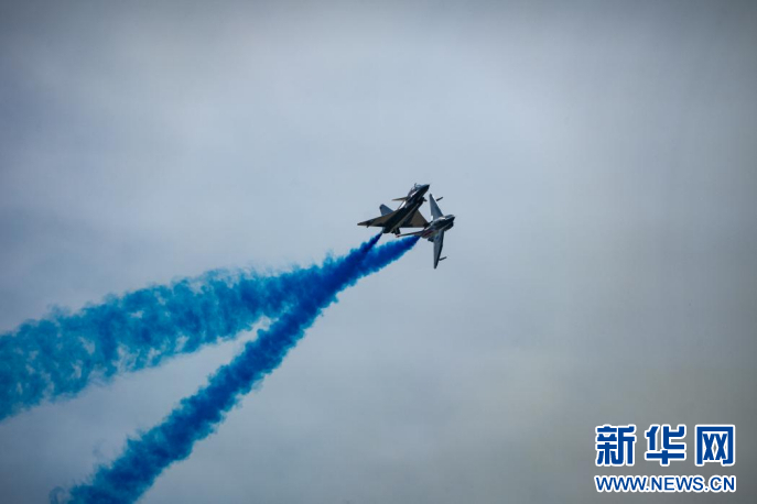 9月20日，空军八一飞行表演队进行飞行表演。新华网 丁梓朔 摄