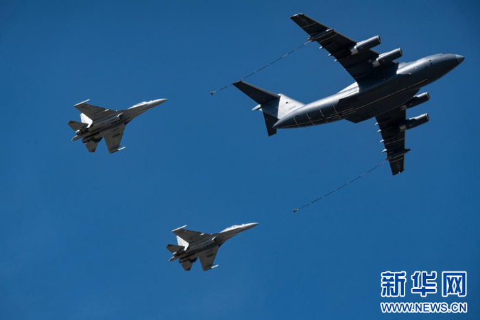 9月20日，运油-20A和歼-16编队通场。新华网 丁梓朔 摄