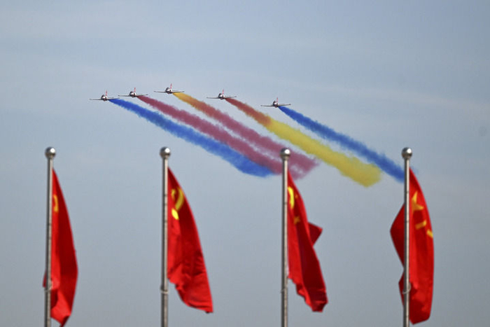 ↑9月19日，空军航空大学“红鹰”飞行表演队进行飞行表演。新华社发（余红春 摄）