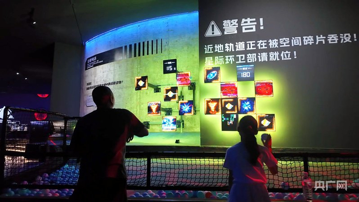 亲子家庭通过趣味游戏了解科学知识(央广网见习记者 何智康 摄)