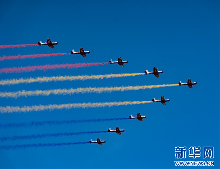 9月20日，空军航空大学“天之翼”飞行表演队进行飞行表演。新华网 丁梓朔 摄