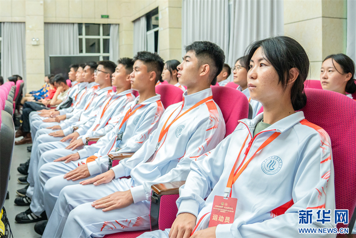 参赛队员听讲座（9月19日摄）。新华网发（昆明理工大学 供图）
