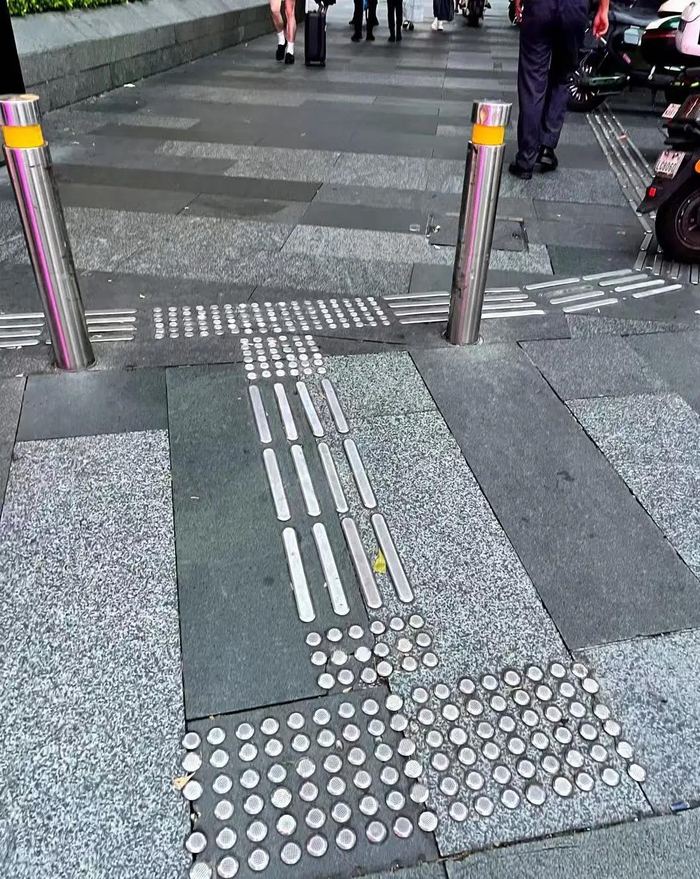 太古汇附近的不锈钢盲道