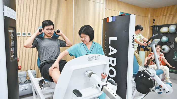 北京大学第三医院崇礼院区康复训练大厅里，患者在进行康复训练。郭晓通摄