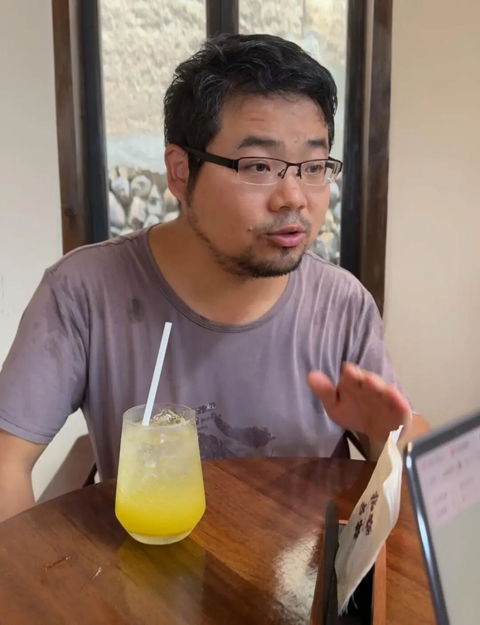 洒脱哥接受采访。图/九派新闻 李杨