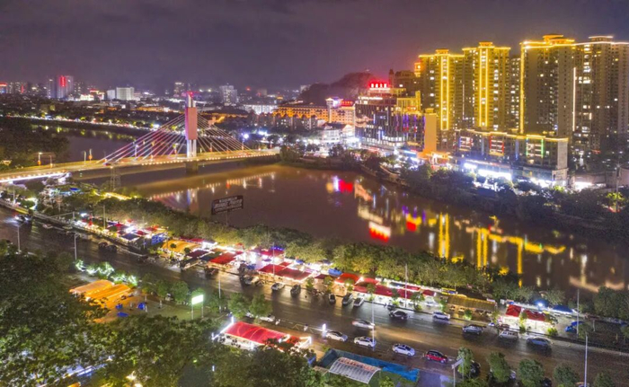 图为江南中路夜市流光溢彩，人头攒动