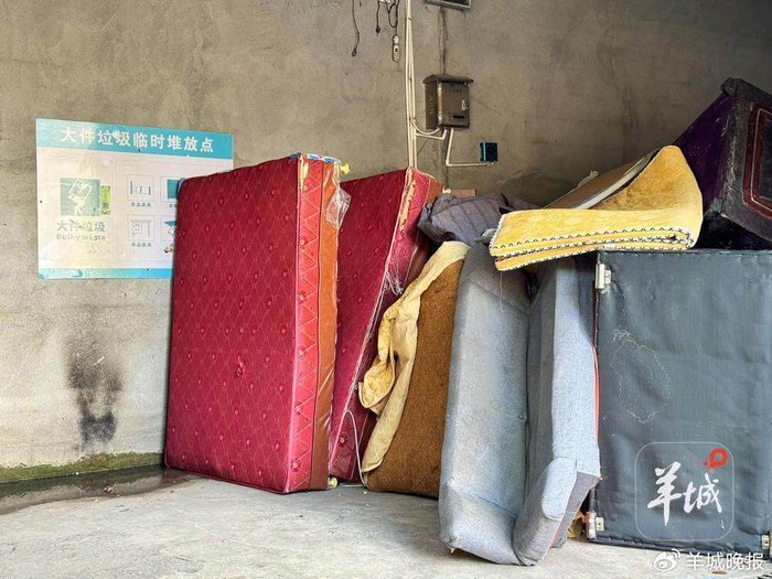 白云区一个大件垃圾临时堆放点