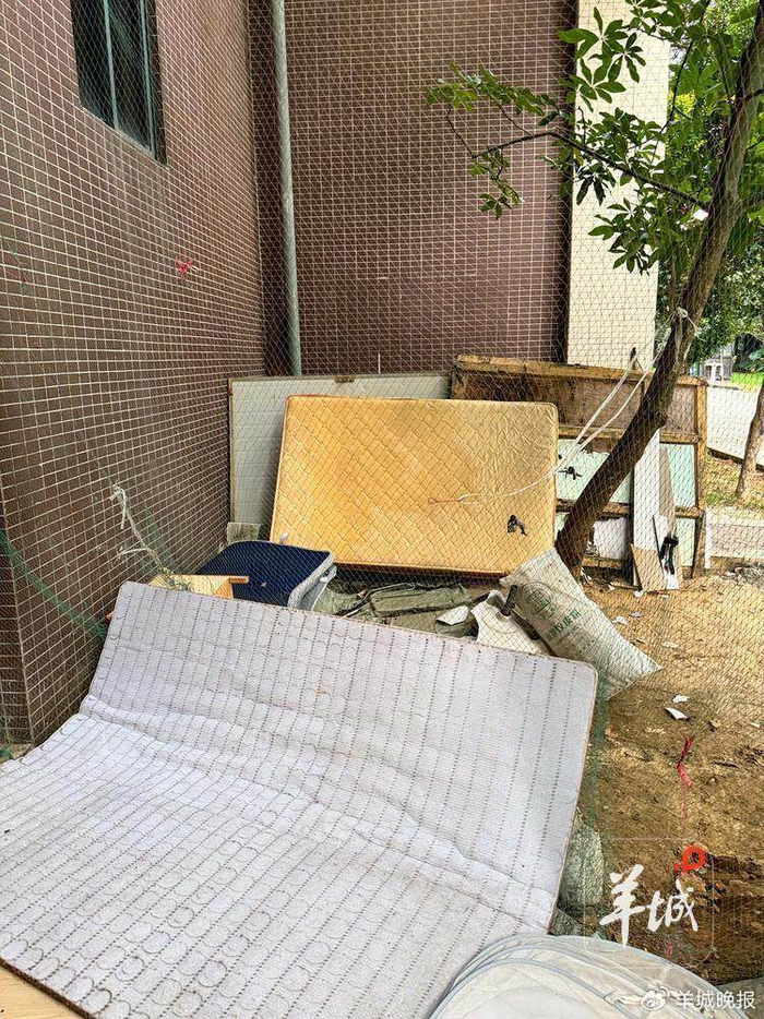 大件家具乱扔乱放容易产生环境卫生问题