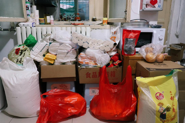 爱心屋里堆满善意捐赠的物资
