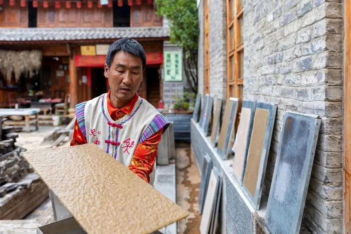 东巴造纸非物质文化遗产代表性项目传承人和秀昌在手道丽江民间手工艺术馆制作东巴纸  供图