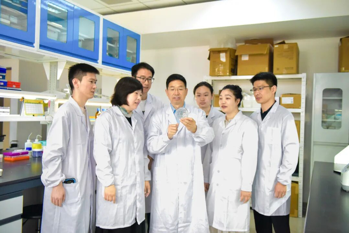 ▲ 左起:翟立明博士后,苏英华教授,张文杰副教授,张宪省教授,高月博士,唐丽苹副教授,田鑫教授