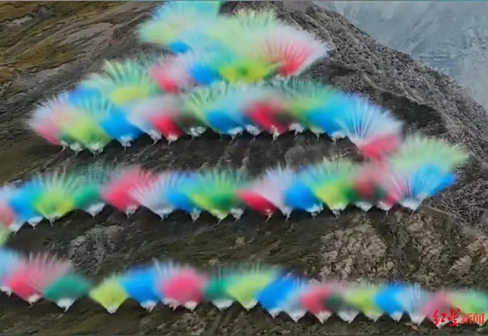 　　引发争议的“升龙”烟花表演媒体报道视频截图