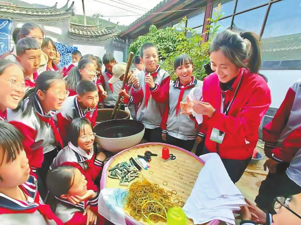 学生在古城区开南街道良美社区启良二组开展研学活动。 通讯员 和雪源 摄