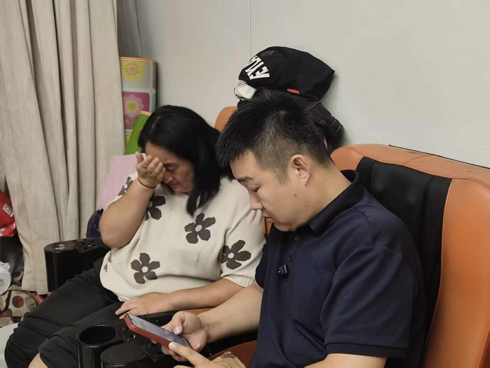 郑刚安抚恶性血液病患儿母亲
