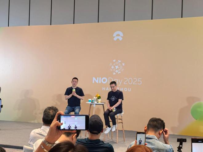 ▲蔚来汽车创始人、董事长、CEO李斌（图左）和蔚来联合创始人、总裁秦力洪（图右）