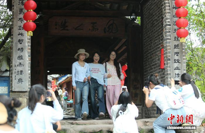  图为中外青年在那柯里茶马古道驿站石板路上开心合影。黄兴鸿 摄