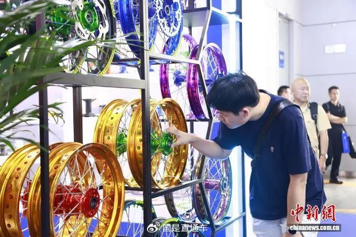 2025中国摩博会在重庆举行。图为民众前来展厅参观摩托车零部件。马佳欣 摄