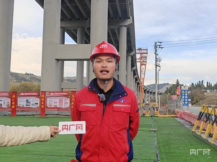 新疆交通建设集团股份有限公司那巴三标项目副经理王飞介绍工程情况 (央广网发 赵秀娟 摄)