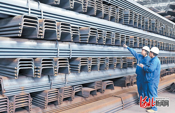 9月2日，河北津西钢铁集团股份有限公司型钢二厂钢板桩生产车间，员工正在检测钢板桩产品。 河北日报记者 李巍摄