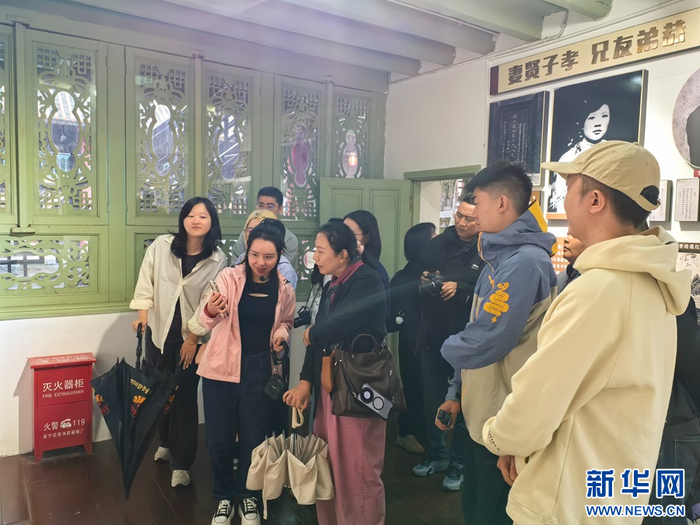 采风团参观了解龙氏家祠（9月19日摄）。新华网发（杨荣选 摄）