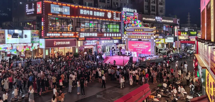 图为“灵峰有约”周末文化夜市一周年特别策划演出现场