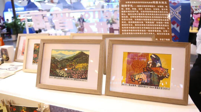 绝版木刻印制装饰画 图源：普洱发布公众号