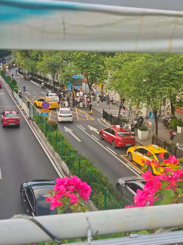 广州中医药大学第一附属医院门口，有多名保卫人员。李木/摄