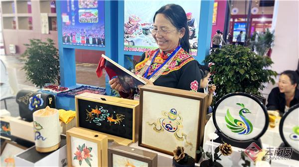 绣娘在楚雄州展位推介彝绣。记者 王一帆 摄