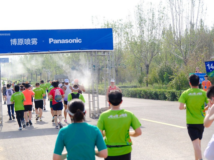 图:天津团泊湖马拉松现场