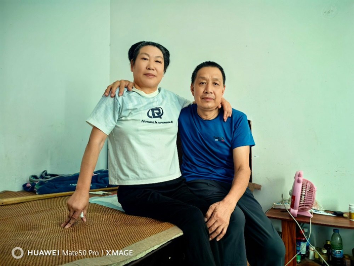 ▲唐興芬緊緊抓住丈夫的臂膀。記者??彭瑜??攝