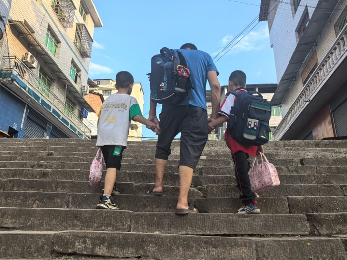 ▲除了照顧妻子，馮以海每天還接送兩個(gè)孫子上下學(xué)。微光?通訊員??康爍欽??攝