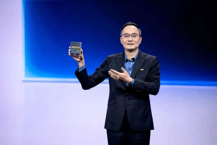联发科技董事、总经理暨营运长陈冠州正式发布了新一代旗舰手机芯片天玑 9500。