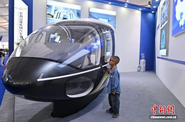 图为小朋友参观载人航空器模型。 中新社记者 张瑶 摄 